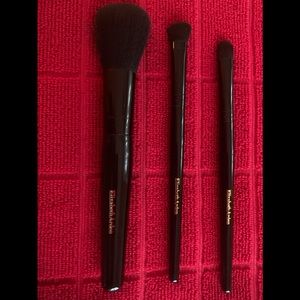 Makeup Brushes: Elizabeth Arden 3 Piece Make Up Brush Set.
